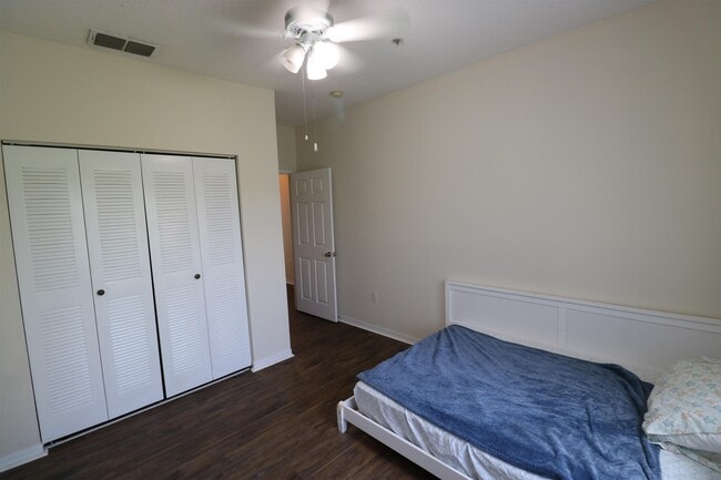 Building Photo - 625 Fairway Dr