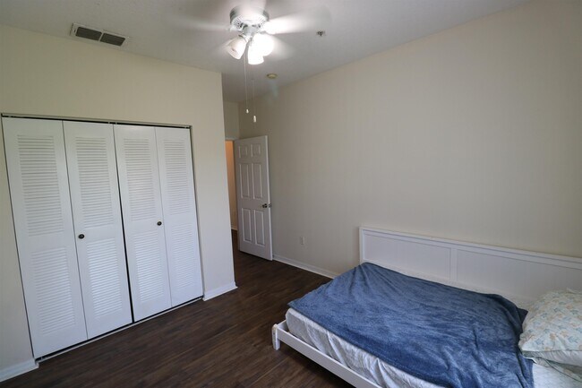 Building Photo - 625 Fairway Dr