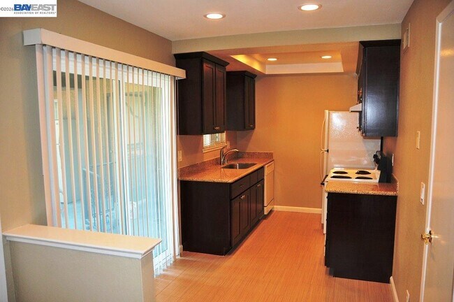 Building Photo - 1581 Mendenhall Dr