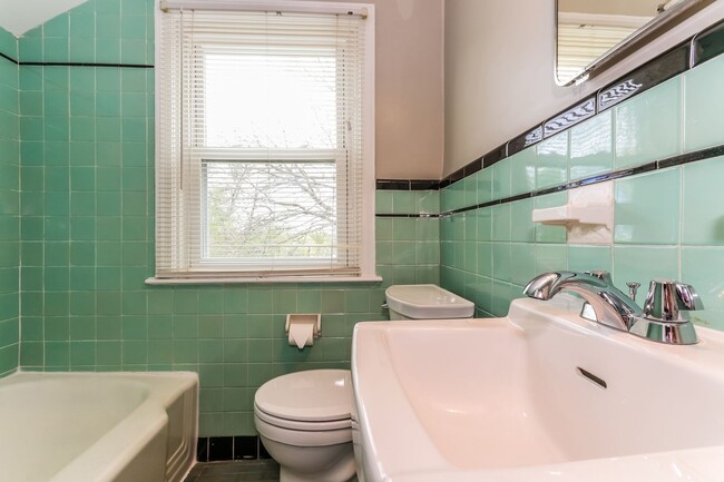 Building Photo - Charming 3-Bedroom Colonial in Glenside