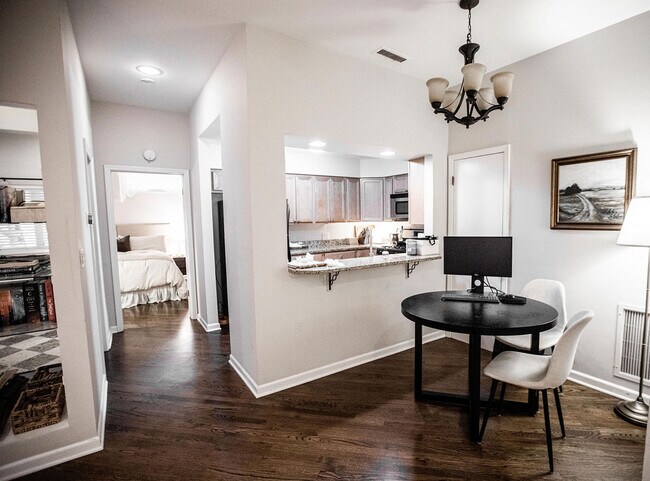 Building Photo - 816 N Dearborn St