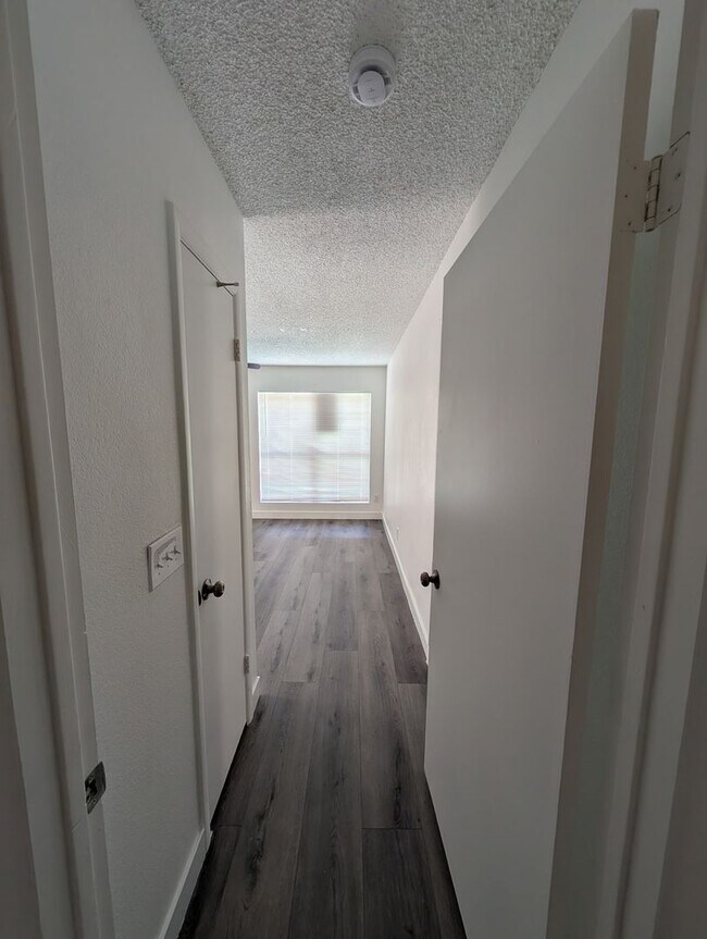 Building Photo - Sharp 3 Bedroom Home w/Pool in Glendale