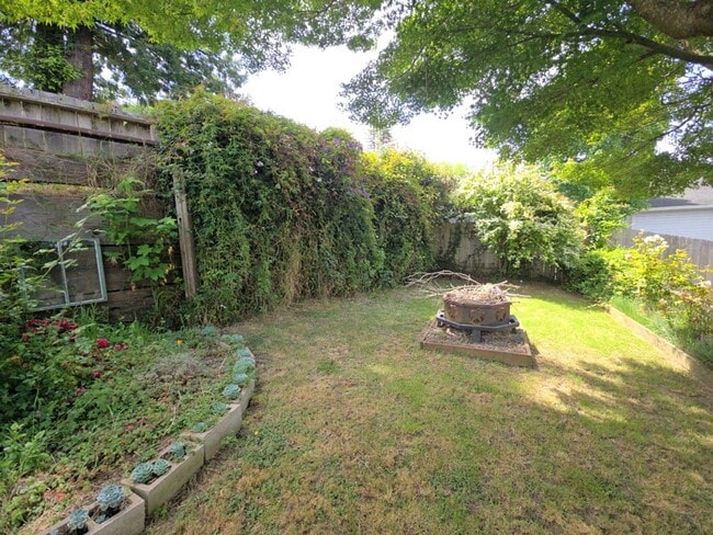 Building Photo - Beautifully remodeled 2BD/1BA Scotia home