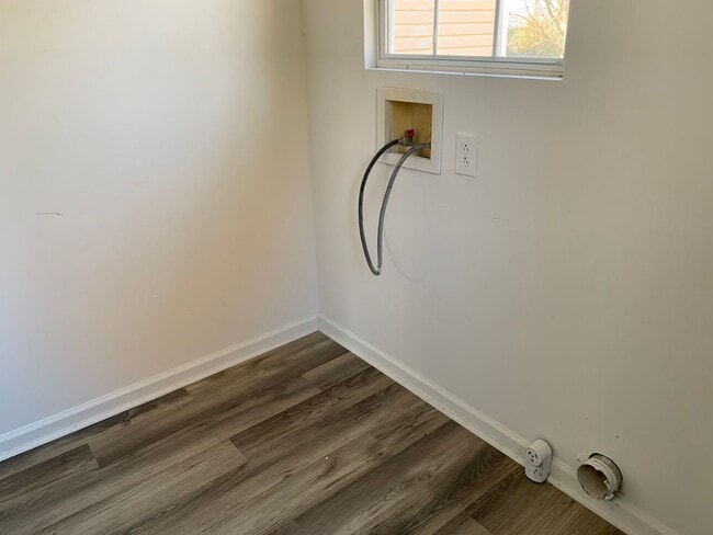 Building Photo - Gorgeous newly renovated apartment in Broo...