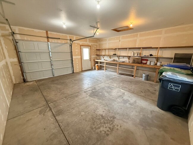 Building Photo - Updated 2-Bedroom Home with Oversized 1-Car Garage in Central Loveland