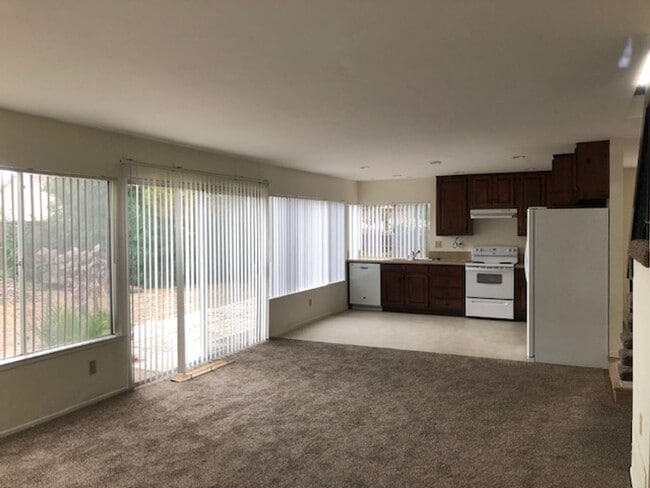 Building Photo - 4 Bed/2.5 Bath  Two Story Home in San Diego