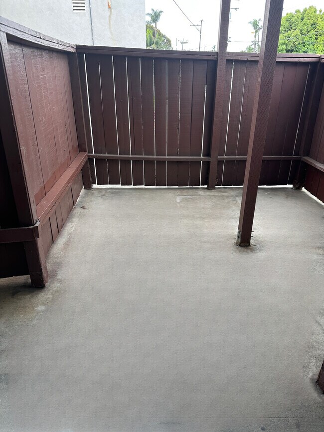 enclosed patio - 1522 N Sycamore St