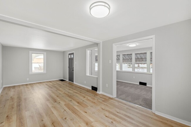 Building Photo - GORGEOUS 3 BEDROOM HOME IN DRAVOSBURG WITH...