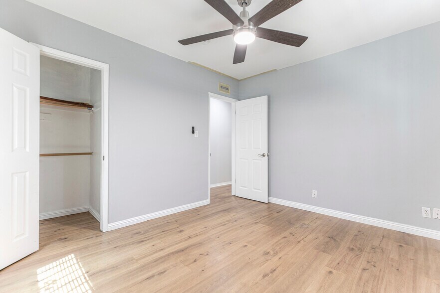 Building Photo - 10430 Langdon Ave