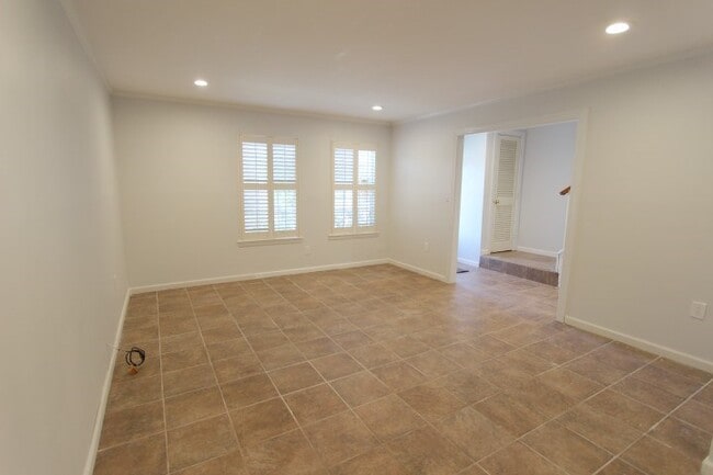 Building Photo - 6511 Kenyon Ln