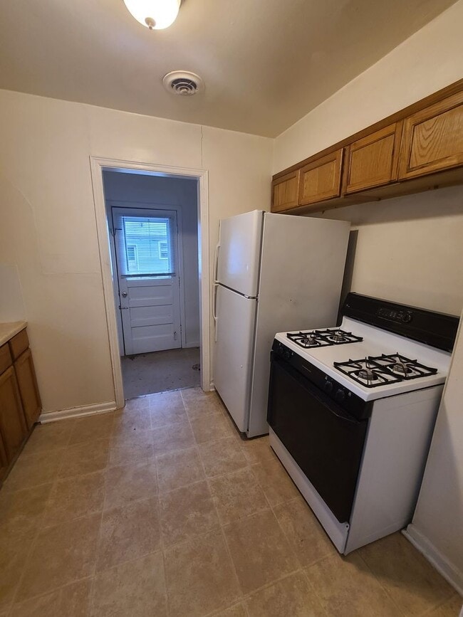 Building Photo - 2 Bedroom Single Family Home Pet Friendly