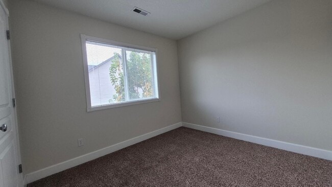Building Photo - 3 Bedroom 2.5 Bath Town-Home in Gresham ne...