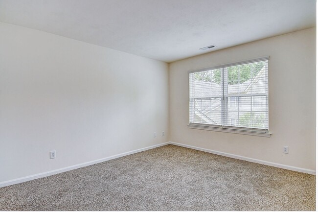 Building Photo - 2393 London Pointe Dr