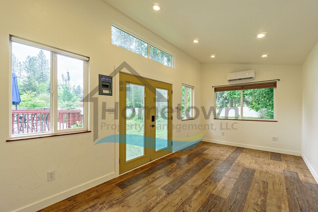 Building Photo - 4 Bedroom 4 Bathroom Home with Attached 2-...