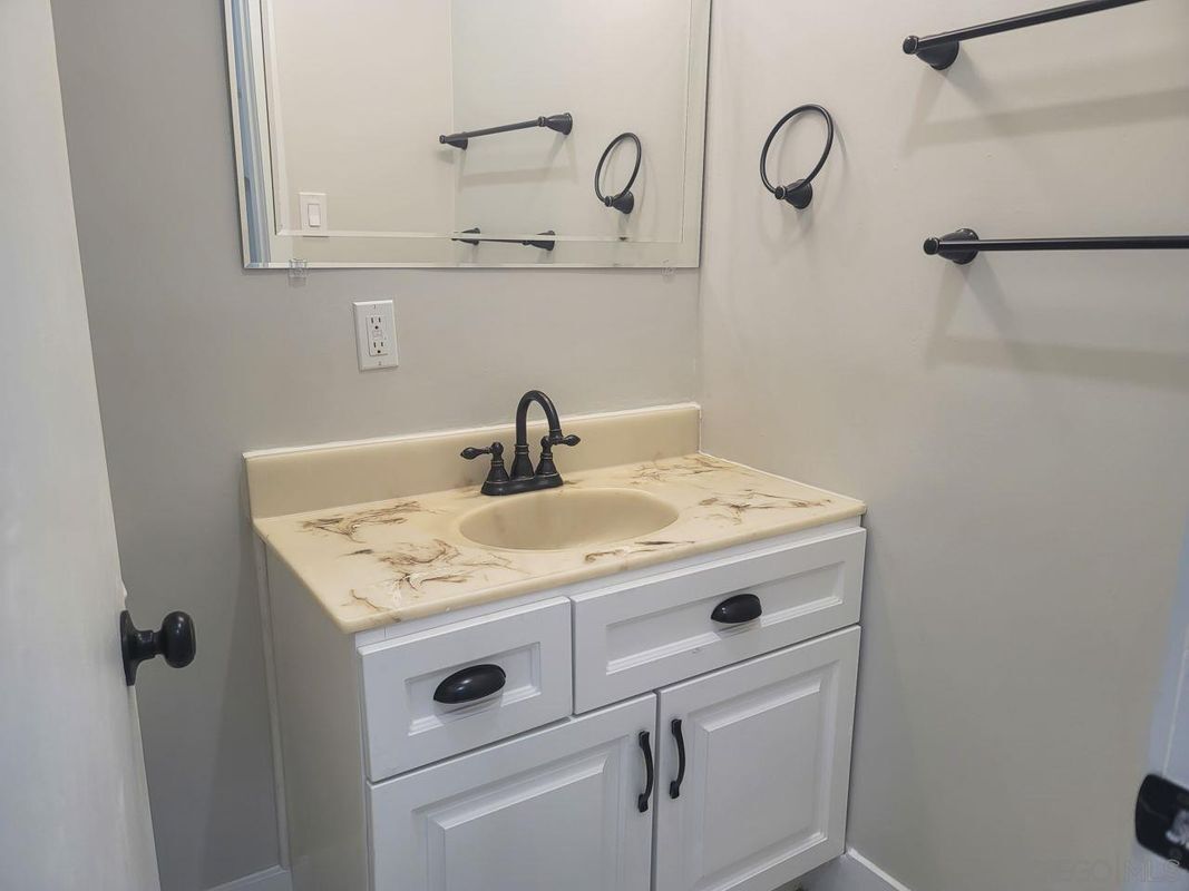 Building Photo - 151 W Hillside St