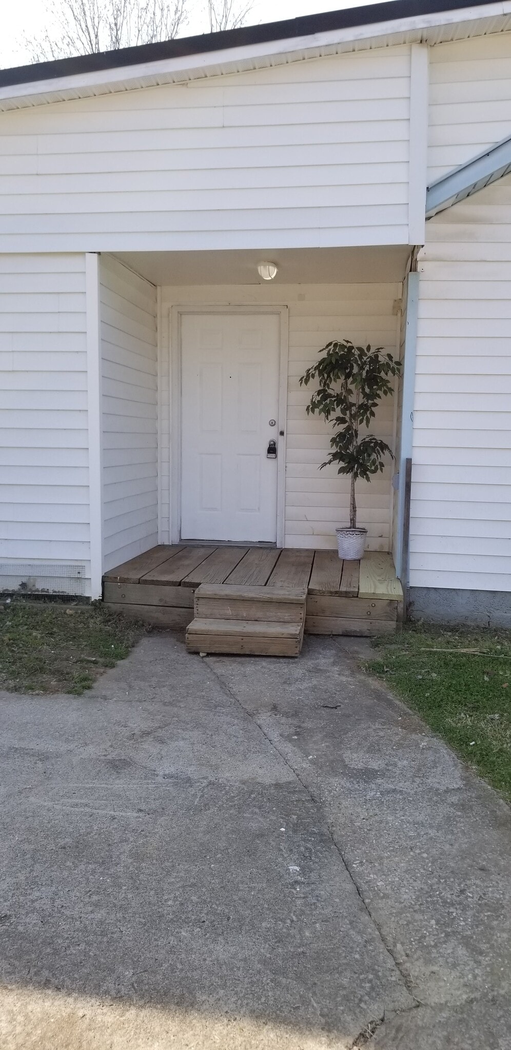 Building Photo - 219 W Adams Ave