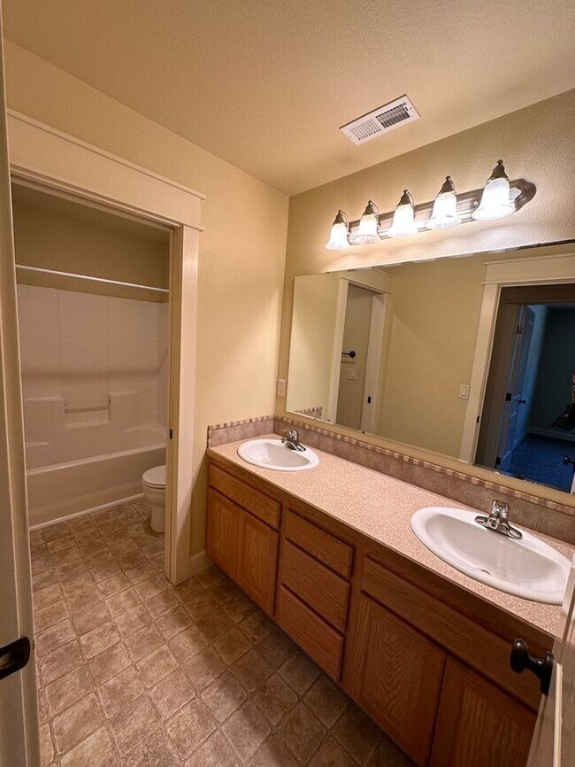 Building Photo - Great Southeast Boise Location!