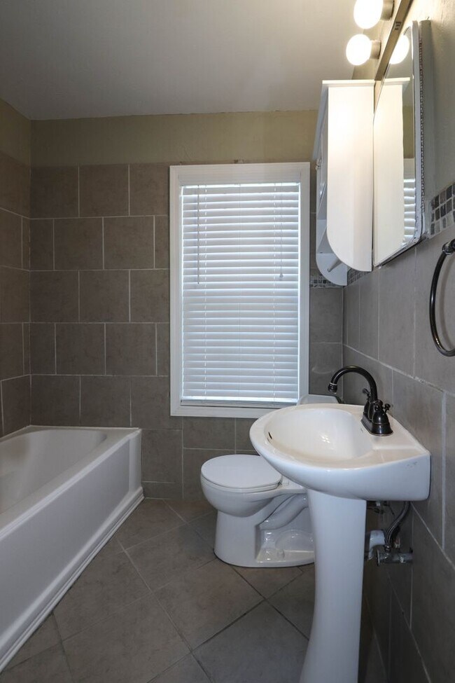 Building Photo - Cozy Bungalow in Brookside area, close to shopping for grocery, coffee shops, restaurants and muc...