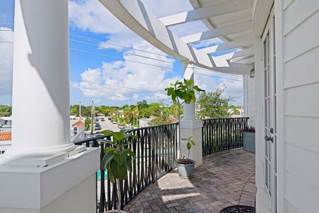 Building Photo - 1970 S Dixie Hwy