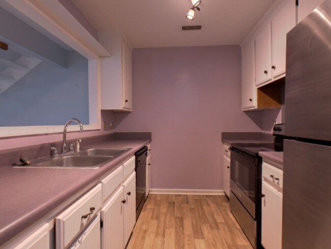 Building Photo - Beautiful 2 Bedroom 2 Bathroom Townhome Lo...
