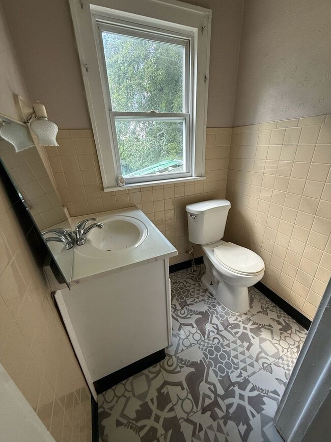 Building Photo - 5 Bedrooms 1.5 baths house