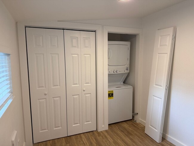 Building Photo - Luxury 2 bedroom 1 bath duplex in a great neighborhood!