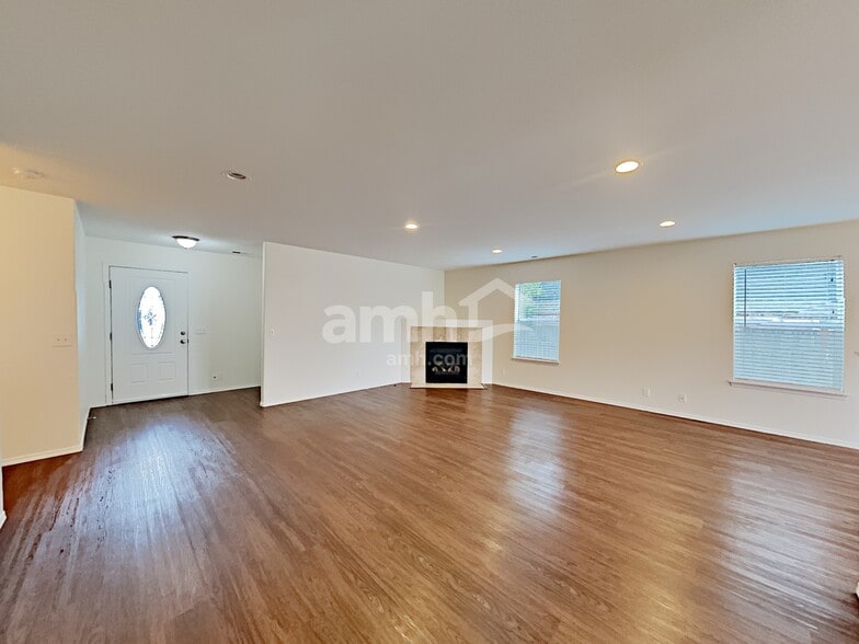 Building Photo - 116 Nelsen St NE