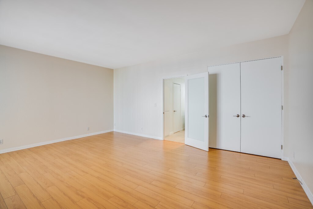 Building Photo - 321 S San Vicente Blvd