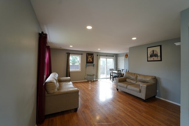 Building Photo - 807 Mansfield Ct