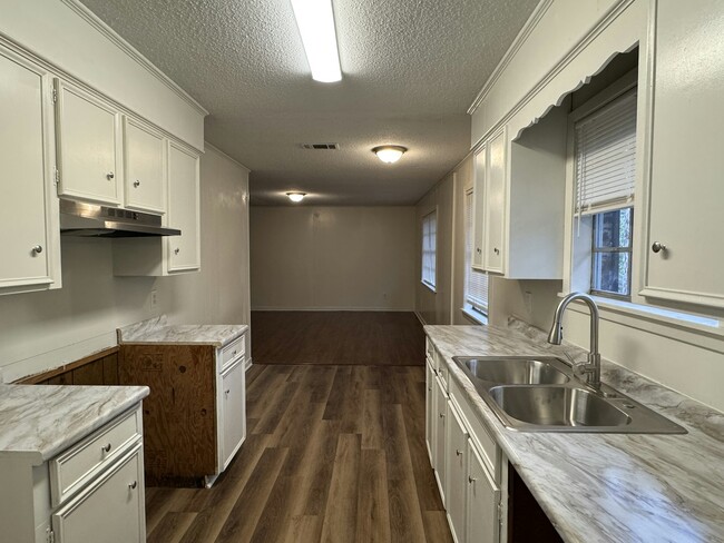 Building Photo - 2235 Scanlon Dr