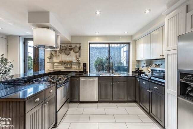 Building Photo - Townhouse Treasure