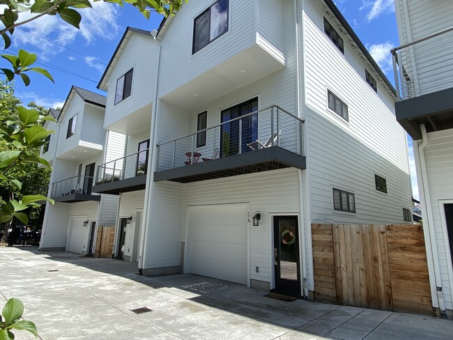 Building Photo - 186 NE Stanton St