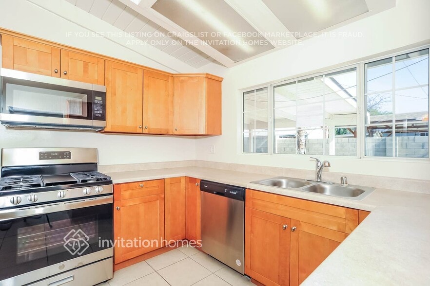 Building Photo - 8002 Crosnoe Ave