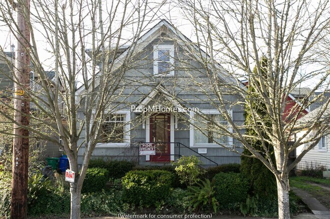 Building Photo - Classic Two Bedroom Bungalow In The Heart Of Sellwood!