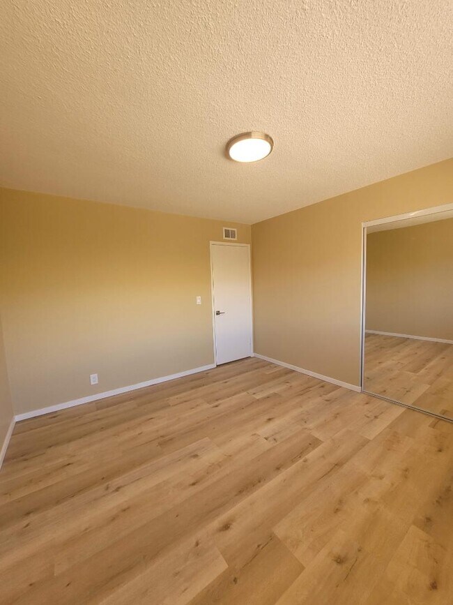 Building Photo - 414 N Alameda Ave