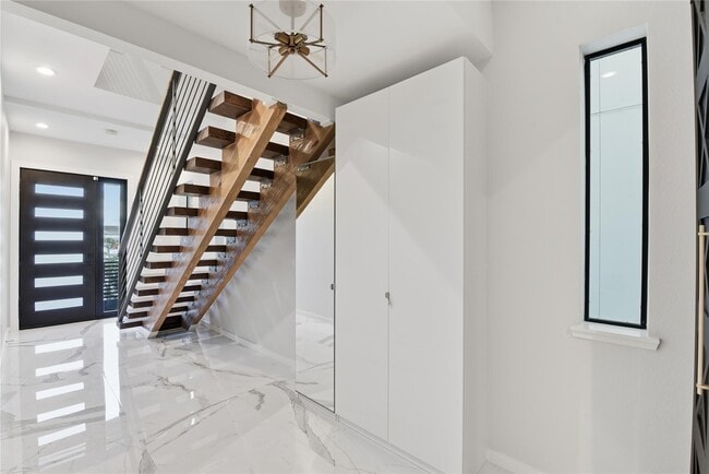 Building Photo - 529 Memorial Heights Dr