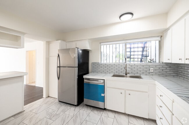 Building Photo - 1114 N Harper Ave