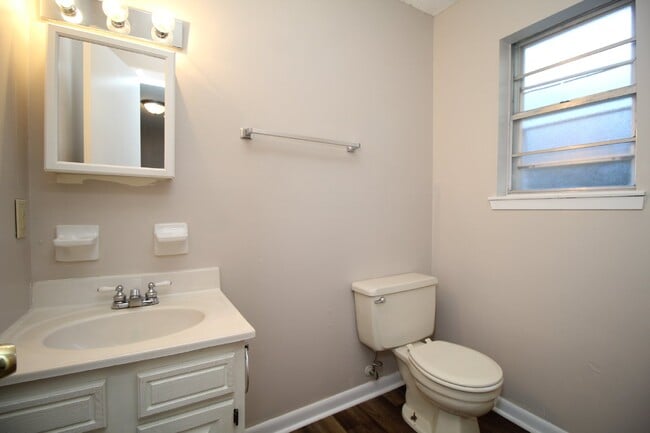 Building Photo - Available 8/28 – Updated Gulf Breeze 3BR w...