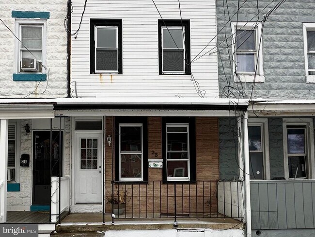 Building Photo - 23 Lily St