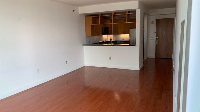 Primary Photo - 1 Shore Ln