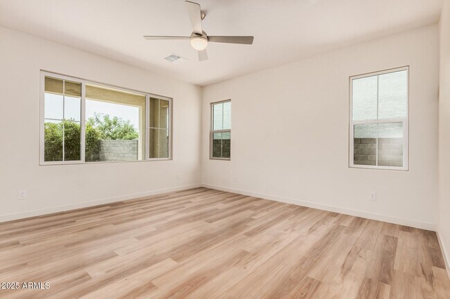 Building Photo - 6569 N 15th Dr
