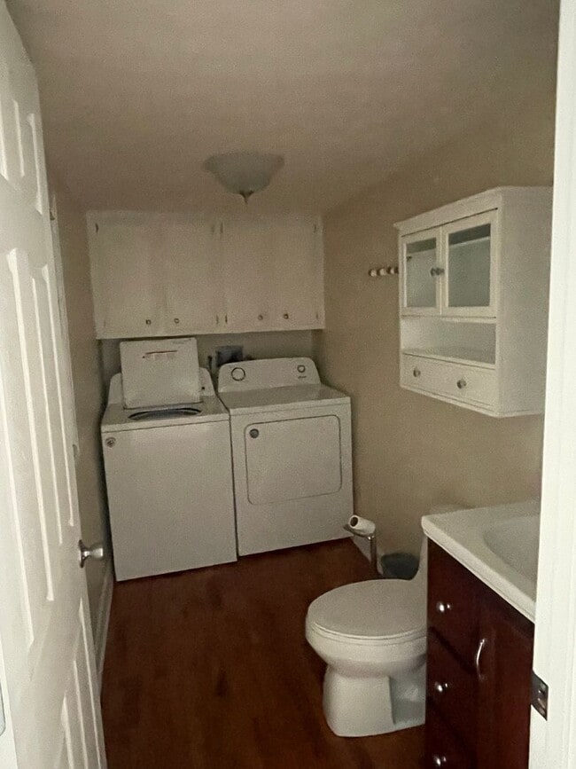 Building Photo - Three Bedroom Townhome