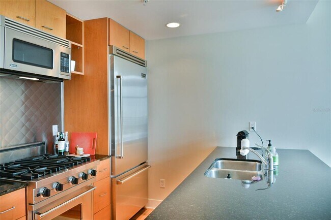 Building Photo - 1120 E Kennedy Blvd