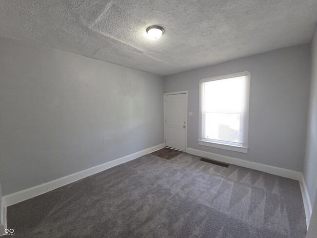 Building Photo - 516 W 28th St