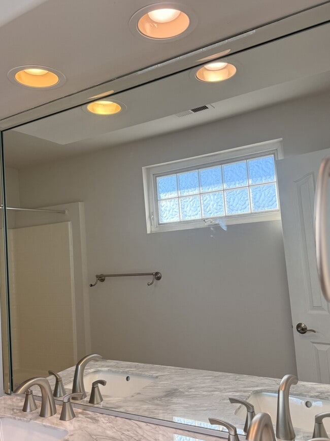 Building Photo - 407 16th St