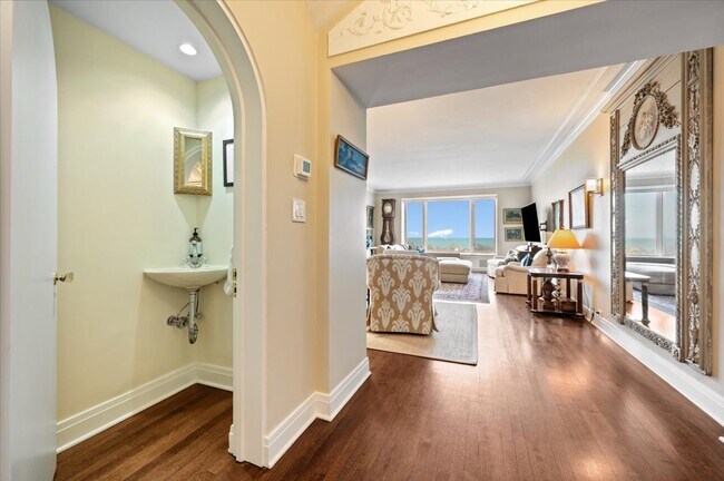 Building Photo - 2130 N Lincoln Park W