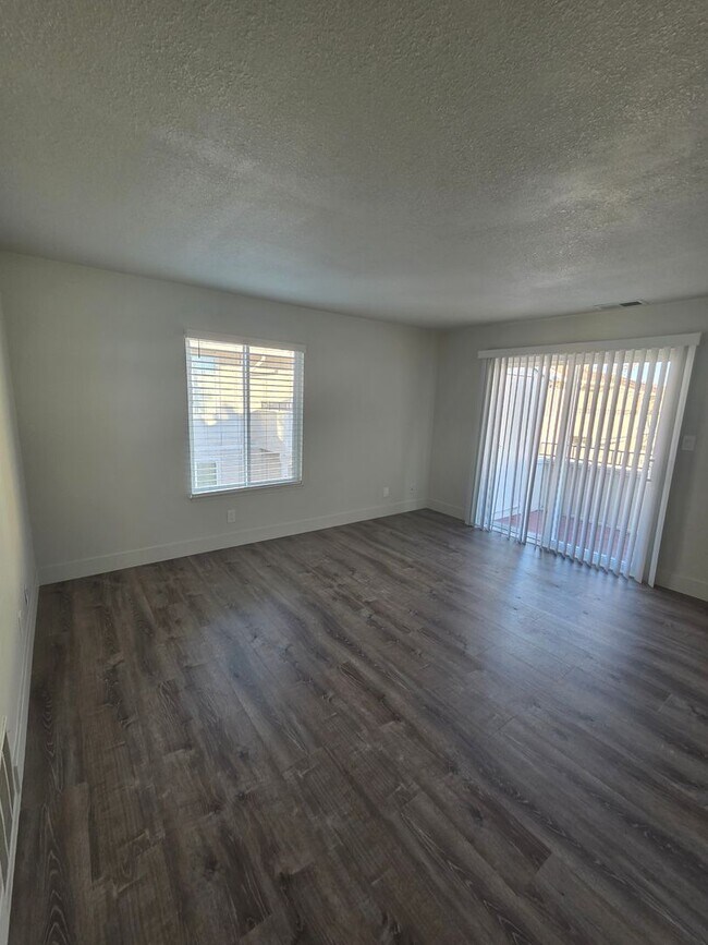 Building Photo - 400 S Saliman Rd