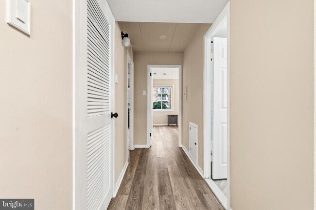 Building Photo - 2648 Redcoat Dr