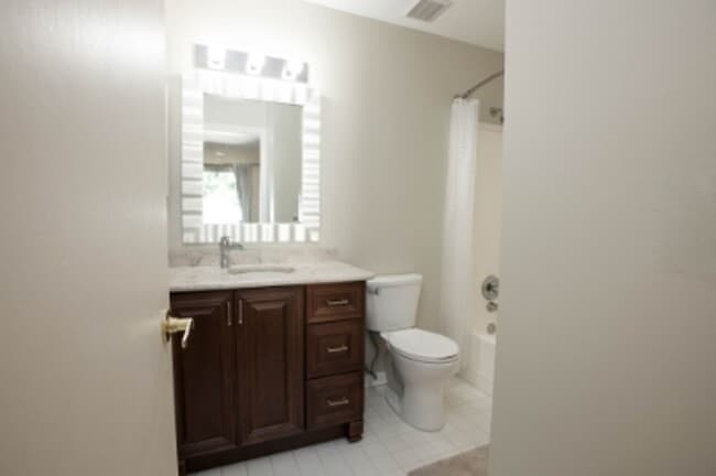 Building Photo - 804 Fairways Dr