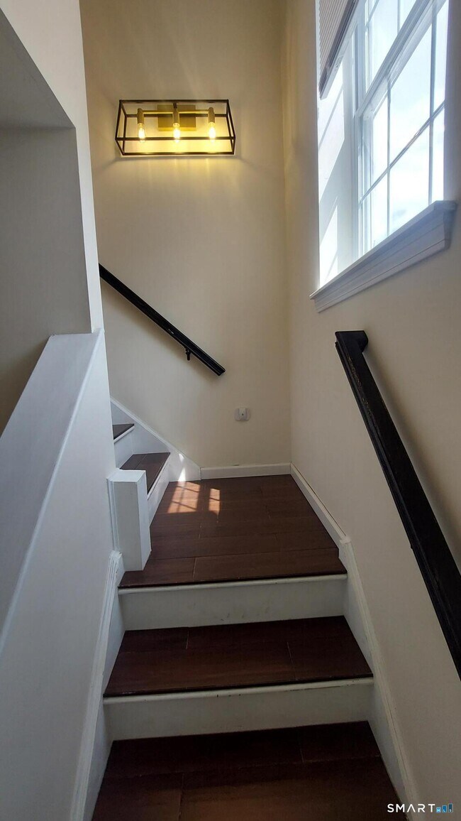 Building Photo - 11 Mannions Ln